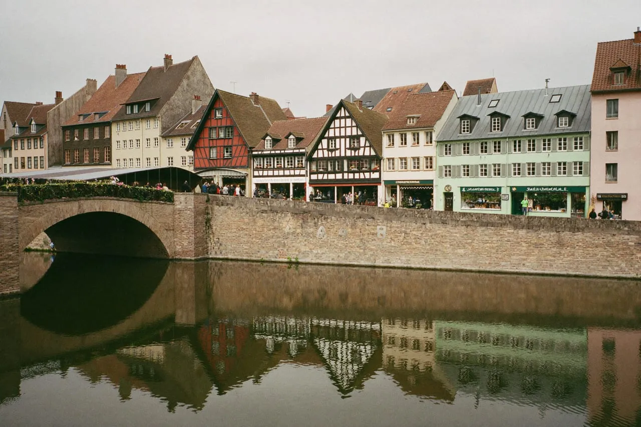 Maisons à colombages de la Petite France à Strasbourg, le long d'un canal